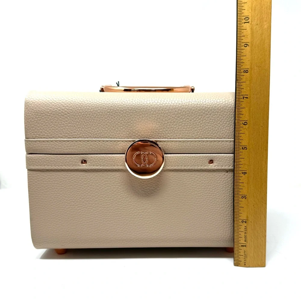 CABOODLES Lifestyle train case, NWT